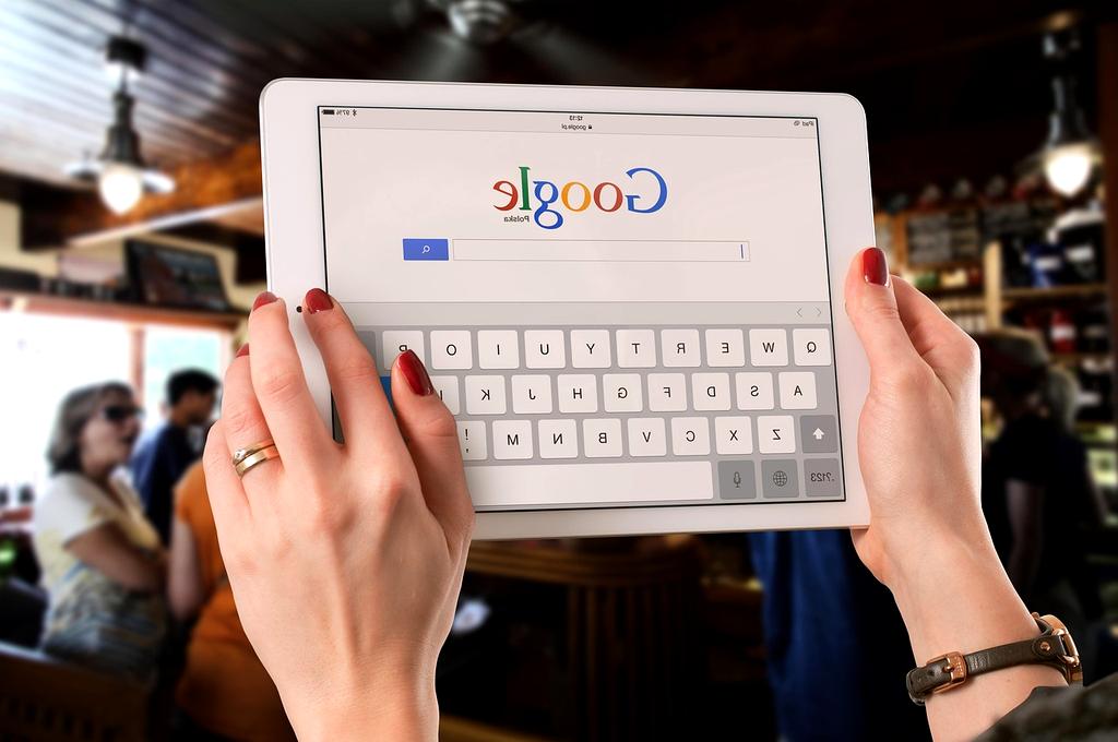 Chirurg wykorzystujący interfejs neuralny do precyzyjnych operacji wspomaganych AI